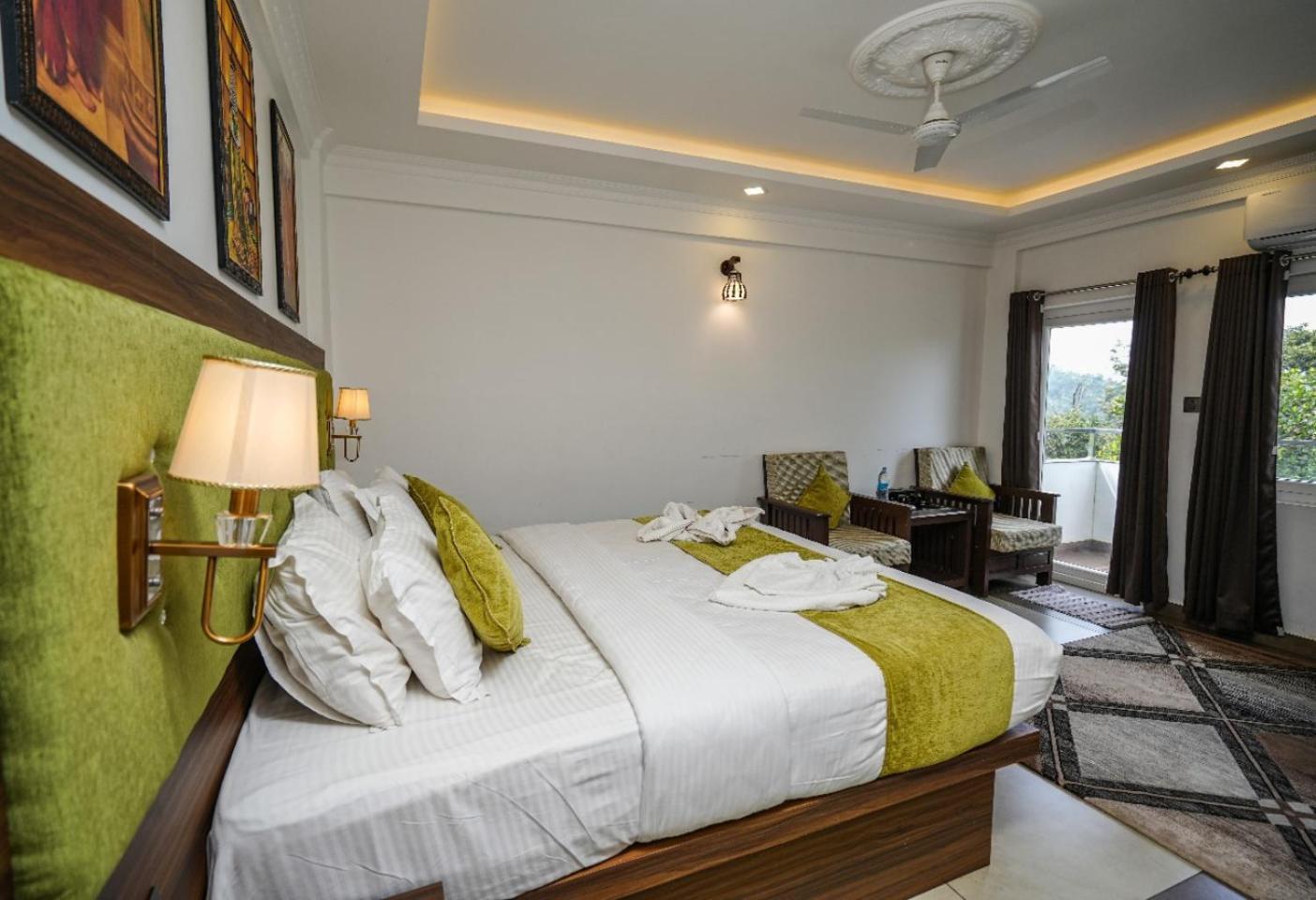 Lumino Winter Castle Hotel Pooppara Ngoại thất bức ảnh