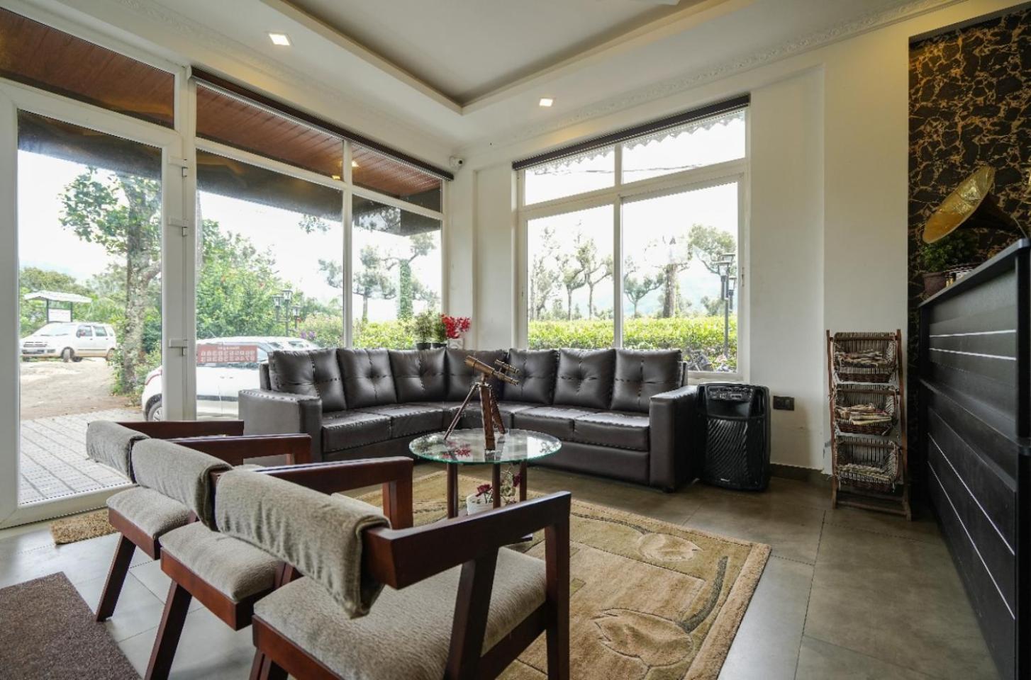 Lumino Winter Castle Hotel Pooppara Ngoại thất bức ảnh